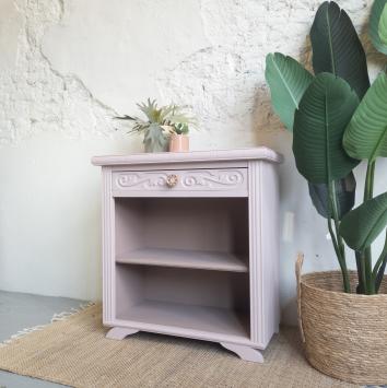 Leuke open boekenkastje opgeknapt door goed gestyled met Fusion Mineral Paint Rose water en damask roze verf