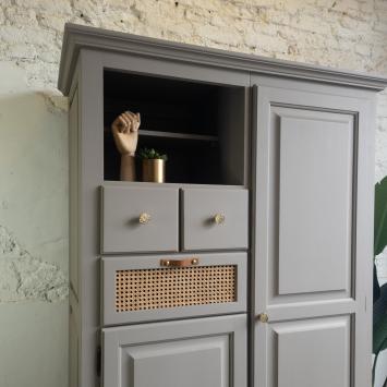 Multifunctionele kast opgeknapt door goed gestyled met Fusion Mineral Paint in de taupe kleur Algonquin