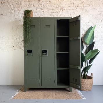 Stoere lockerkast geschilderd in de groene tint Bayberry van Fusion. Opgeknapt door Goed Gestyled uit Brielle.