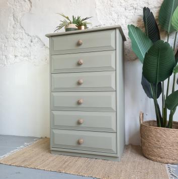 Ladekast in de groene kleur Lichen met stoere jute meubelknoppen. Opgeknapt door Goed Gestyled met Fusion Mineral Paint.