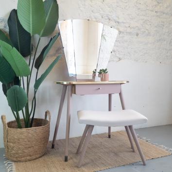 Vintage kaptafel met spiegel en bankje. Oud roze geschilderd met Fusion Mineral Paint in de kleur  Damask. Opgeknapt door Goe