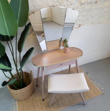 Vintage kaptafel met spiegel en bankje. Oud roze geschilderd met Fusion Mineral Paint in de kleur  Damask. Opgeknapt door Goe