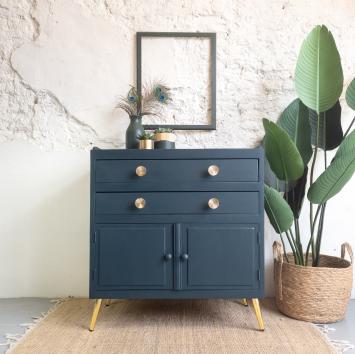 dressoir commode geschilderd met Fusion mineral paint in de blauwe kleur chestler. goud accenten