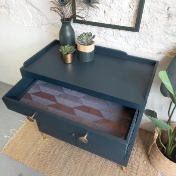 dressoir commode geschilderd met Fusion mineral paint in de blauwe kleur chestler. goud accenten