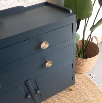 dressoir commode geschilderd met Fusion mineral paint in de blauwe kleur chestler. goud accenten