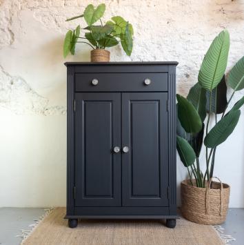 Meidenkast Cast Iron off-black geschilderd. Goed Gestyled Fusion mineral paint Brielle voorne aan zee