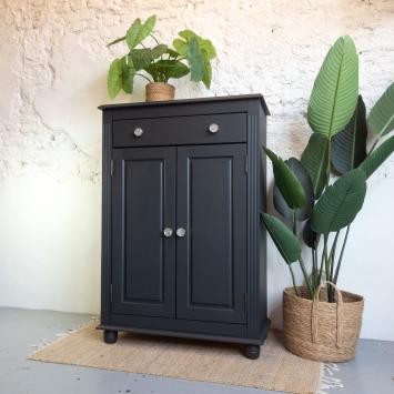 Meidenkast Cast Iron off-black geschilderd. Goed Gestyled Fusion mineral paint Brielle voorne aan zee