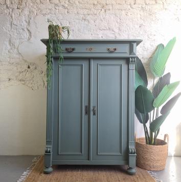 Meidenkast opgeknapt met Fusion in de kleur Carriage House. . Goed Gestyled Fusion mineral paint Brielle voorne aan zee