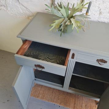 dressoir commode geschilderd met Fusion mineral paint in de kleur Newell. goud accenten