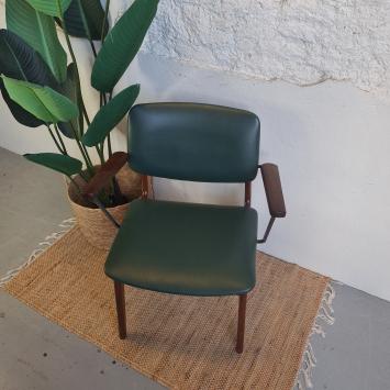 Vintage stoel opgeknapt door goed gestyled met fusion mineral paint kleur Manor Green en Hempoil. goed gestyled voorne aan ze