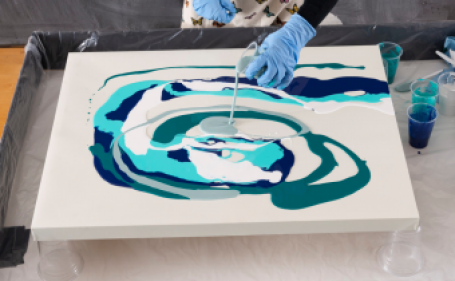 De Pouring Resin mixt goed met de verf en metallics van Fusion Mineral Paint. Je kunt het gebruiken om een canvas schilderij