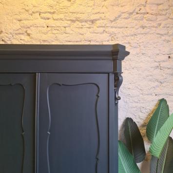 biedermeier meidenkast kast Chestler warme blauwe tint Fusion Mineral Paint matte verf Goed Gestyled Brielle